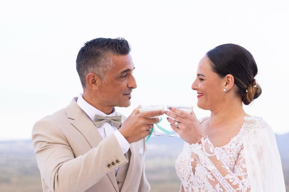 T&A el brindis