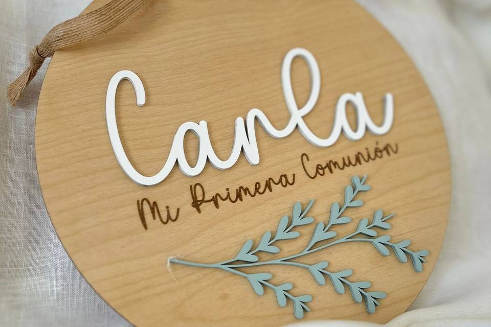 Carteles con nombres en madera