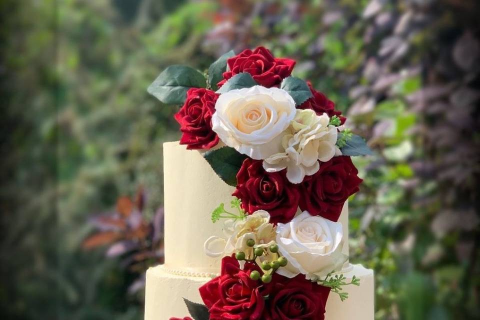 Tarta blanca con rosas y perla