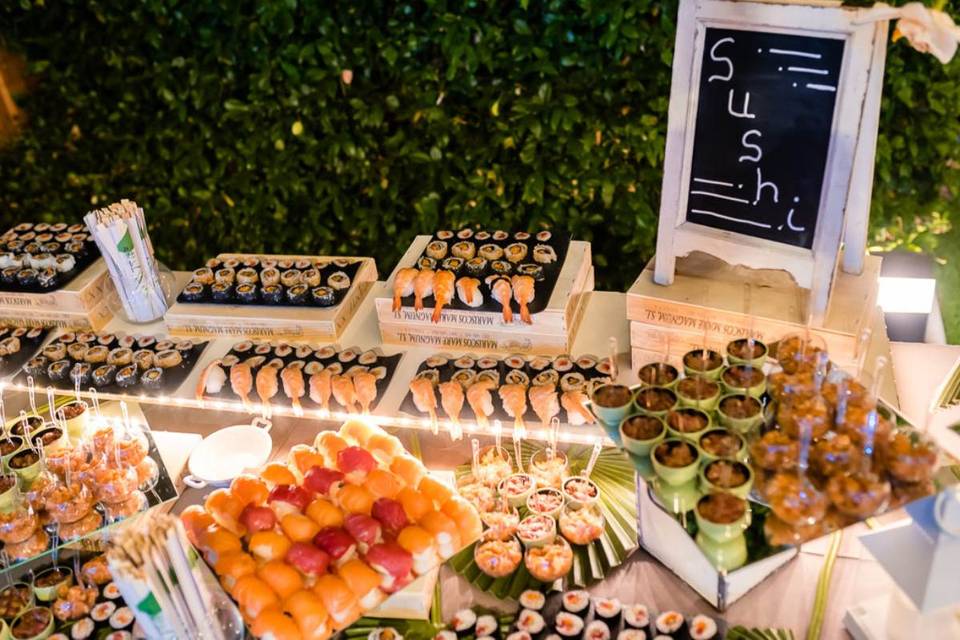 Cóctel con mesa de sushi