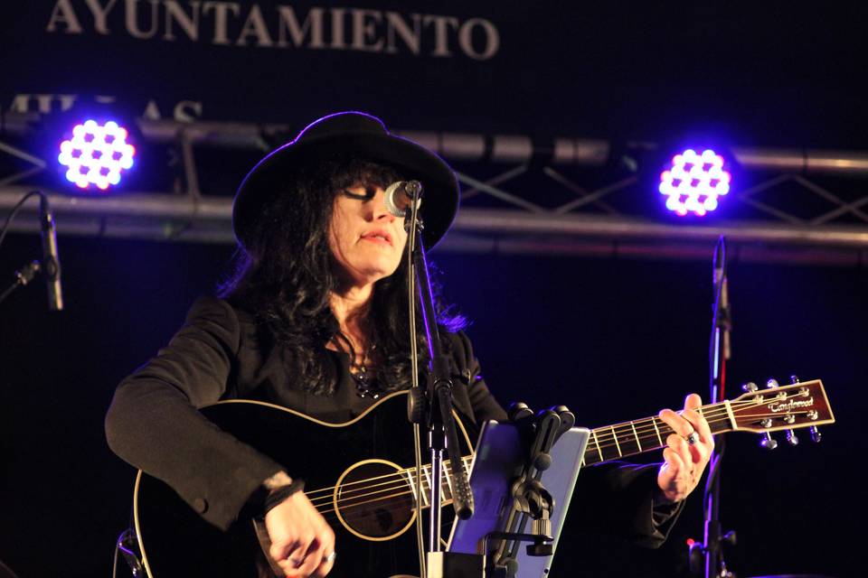 Carmen Lang (voz y guitarra)