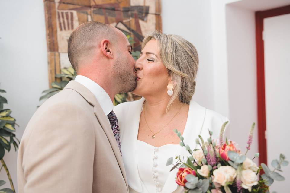 El beso de los recién casados
