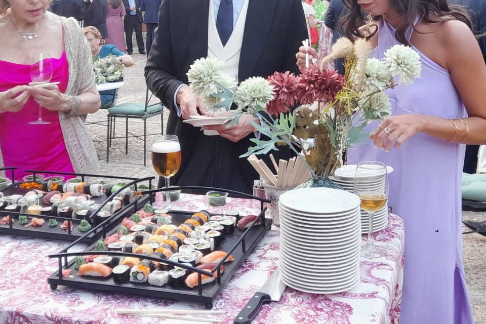 Invitados de boda con sushi