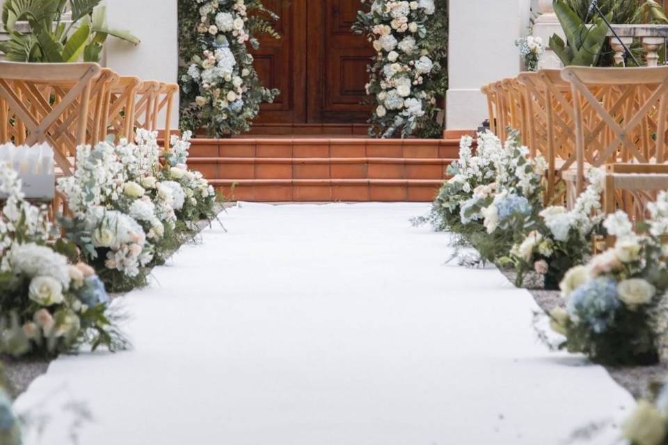 Arco de flores hecho con amor