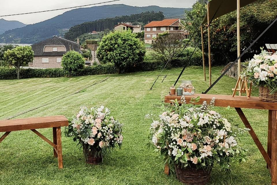 Banco y mesa de ceremonia