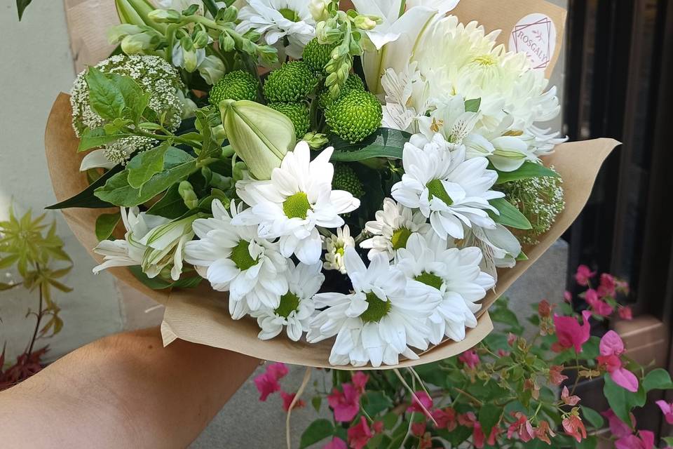 Ramo con flores blancas