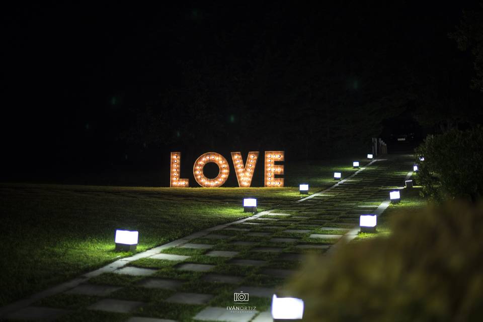 Love gigante con bombillas