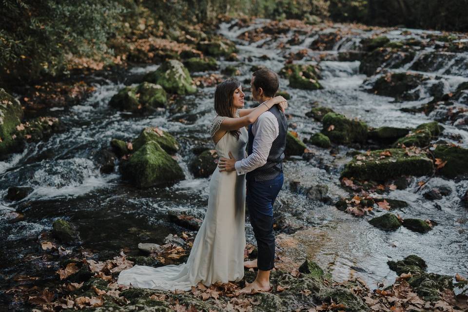 Postboda en el río