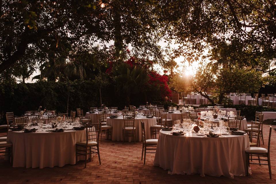 Cena Jardín atardecer