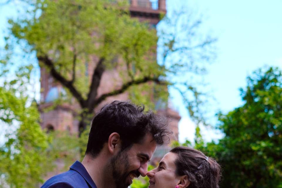 Pareja por los jardines