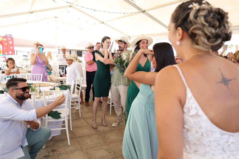 De una boda, sale otra.