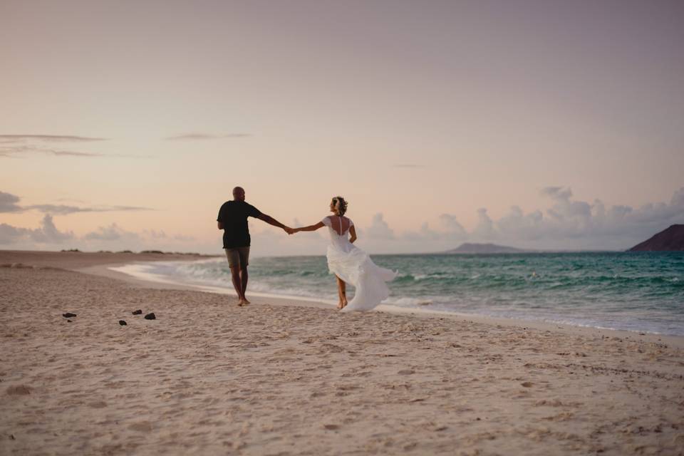 Novios en la playa