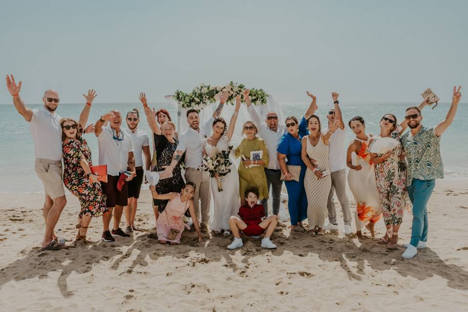 Familia feliz, boda en la playa