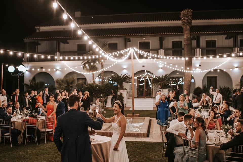 Carpa circular con bombillas