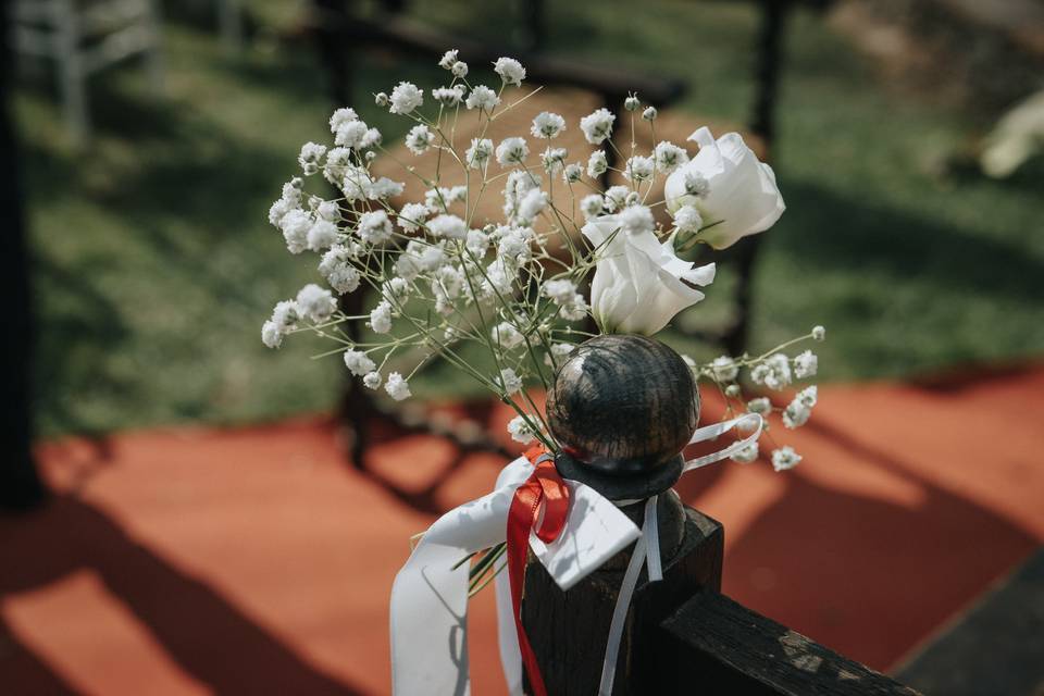 Detalle flores sillas boda
