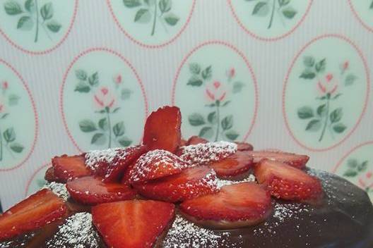 Tarta de chocolate y fresas