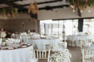 Montaje de mesas en salón.