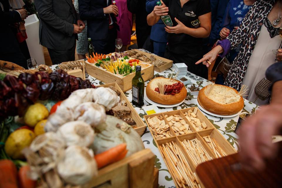 Mesa de quesos y aperitivos