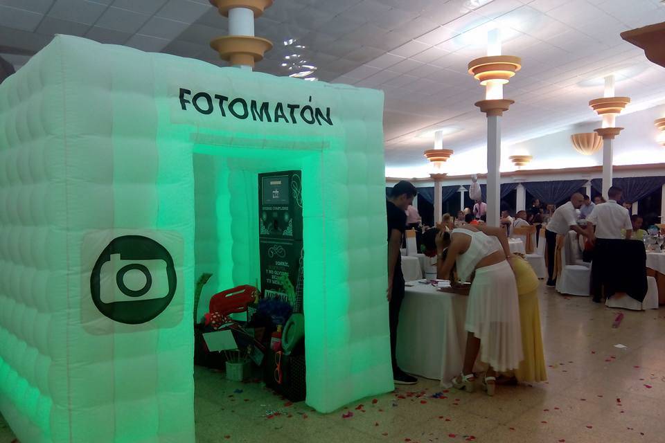 Novios en el fotomatón