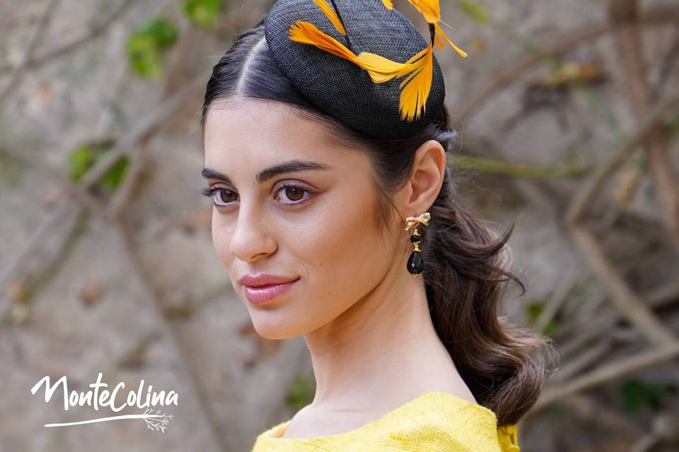 Tocado invitada plumas espiral