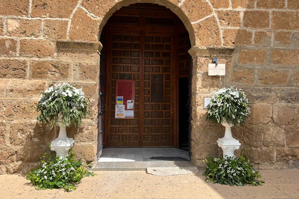 Decoración de puerta de iglesia