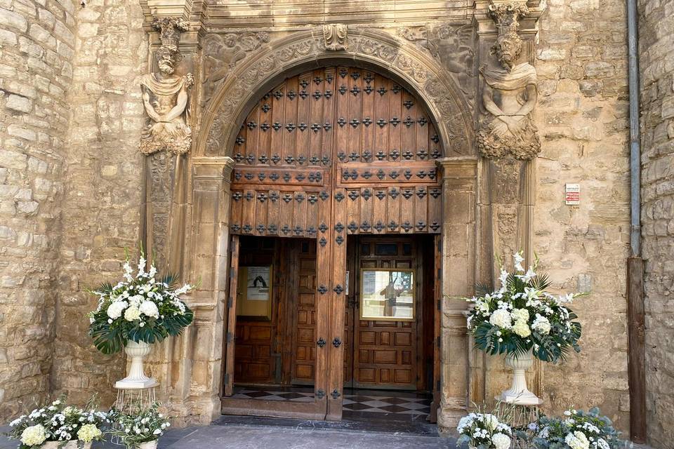 Decoración de puerta de iglesia