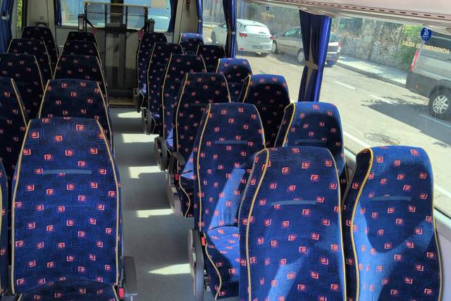 Interior de vehículo con 22 plazas