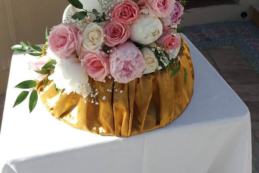 Arreglo floral de tarta nupcial