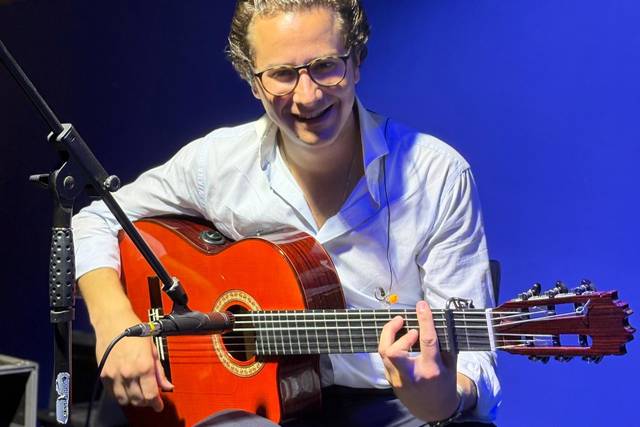 Alejandro Cobacho - Guitarra