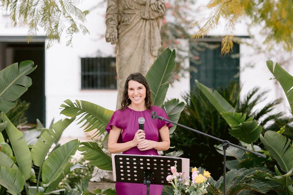 Maestra de Ceremonias Clara Martín