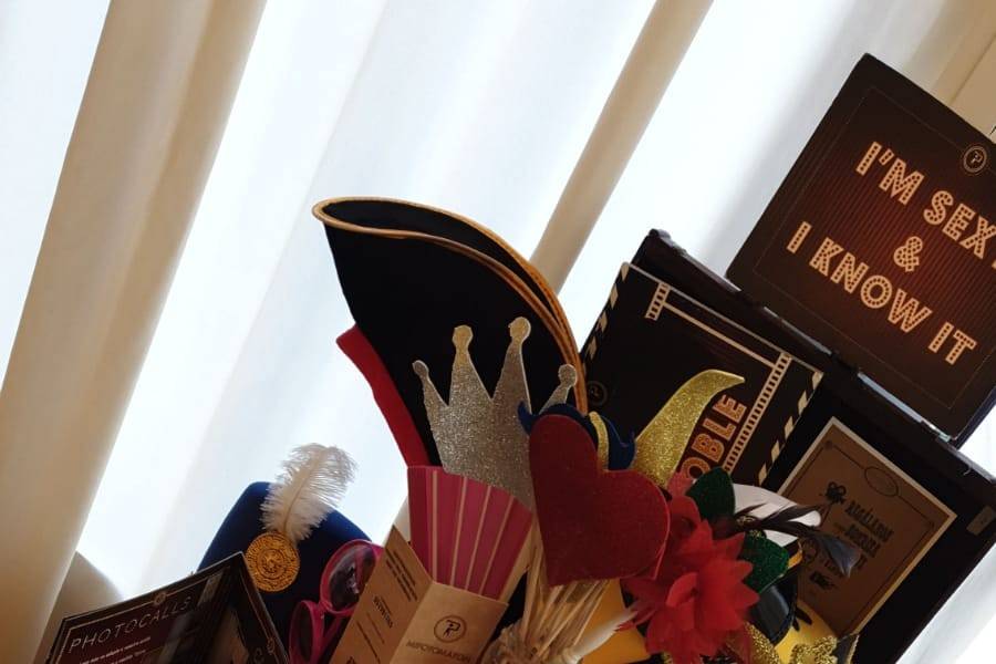 Mesa del atrezo y libro