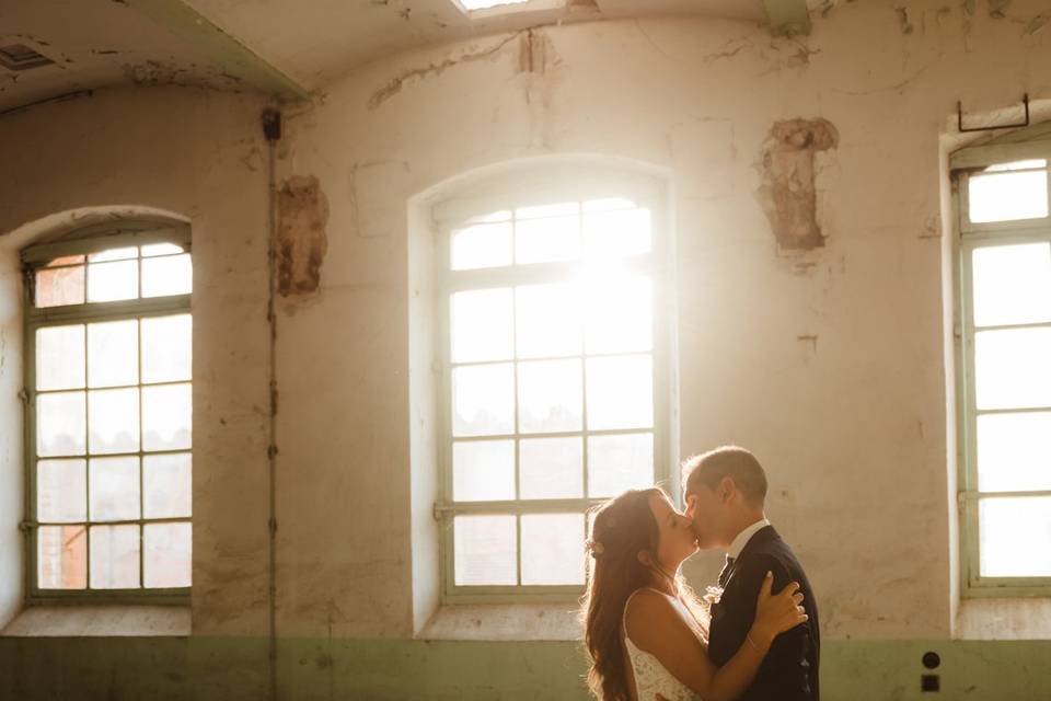 Postboda en una nave industria