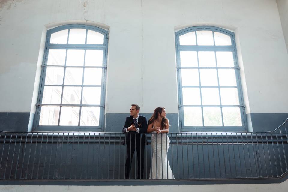 Postboda en una nave industria