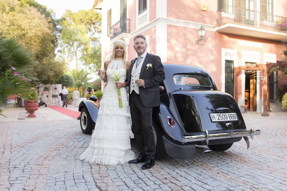 Novios con coche antiguo