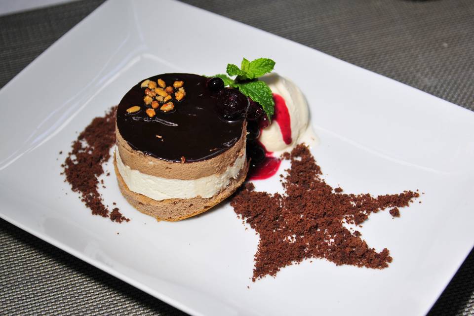 Mousse de tres chocolates, migas de brownie y vainilla