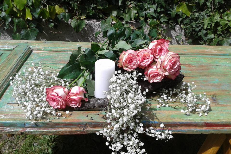 Mesa para la ceremonia con puerta vintage