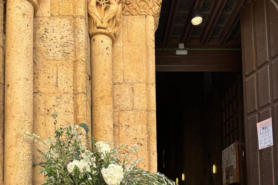 Decoración puerta iglesia