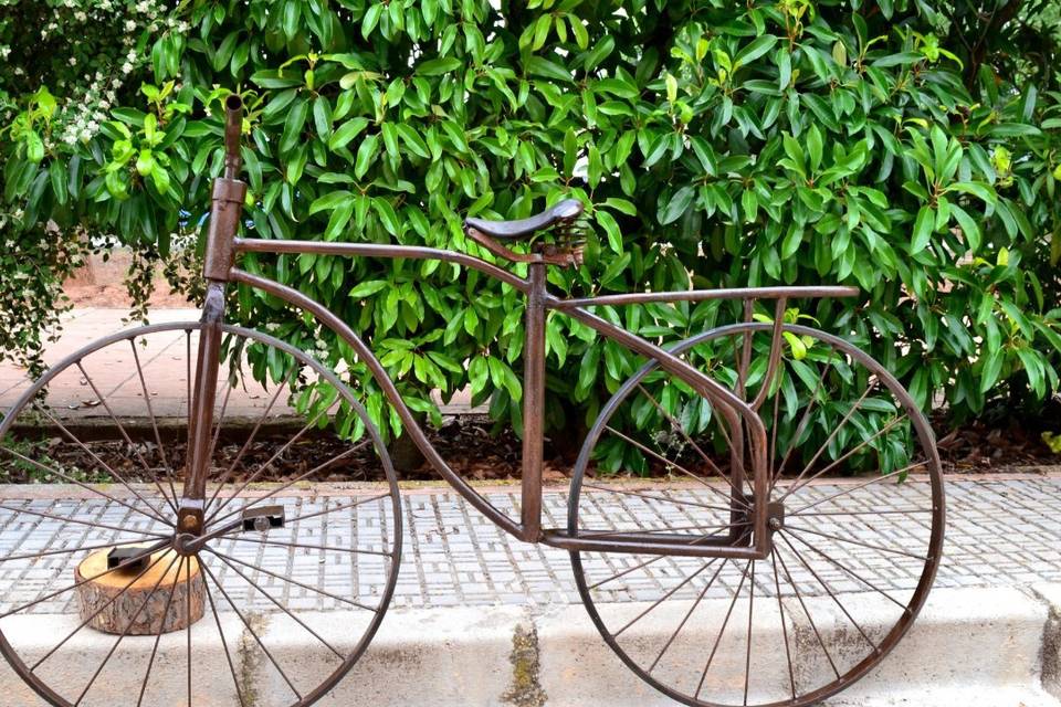 Bicicleta antigua sin pedales