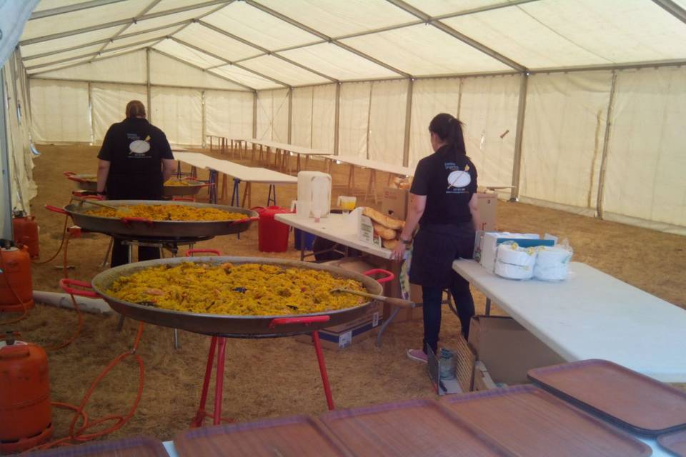 Preparando paella para servir