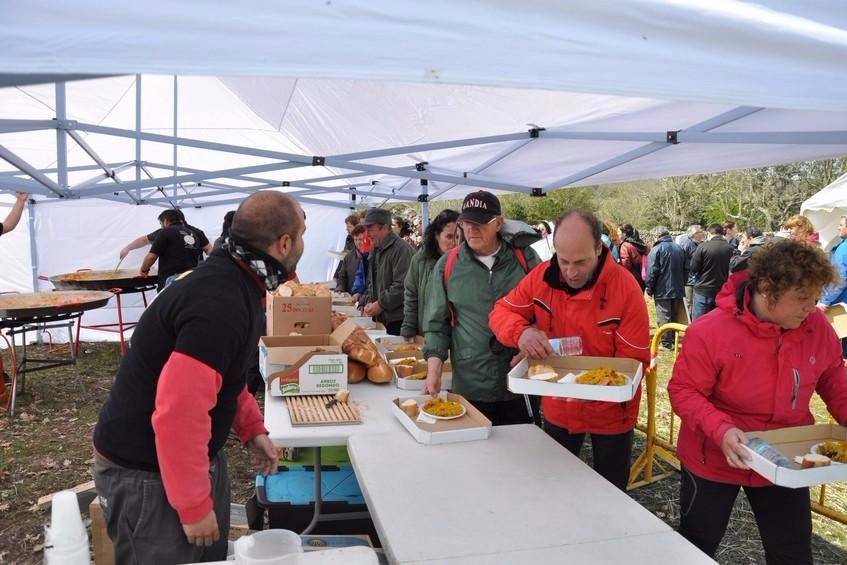 Reparto de paella con bandeja