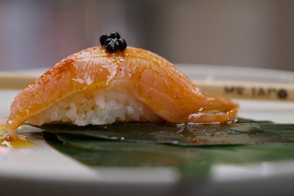 Nigiri de salmón y caviar
