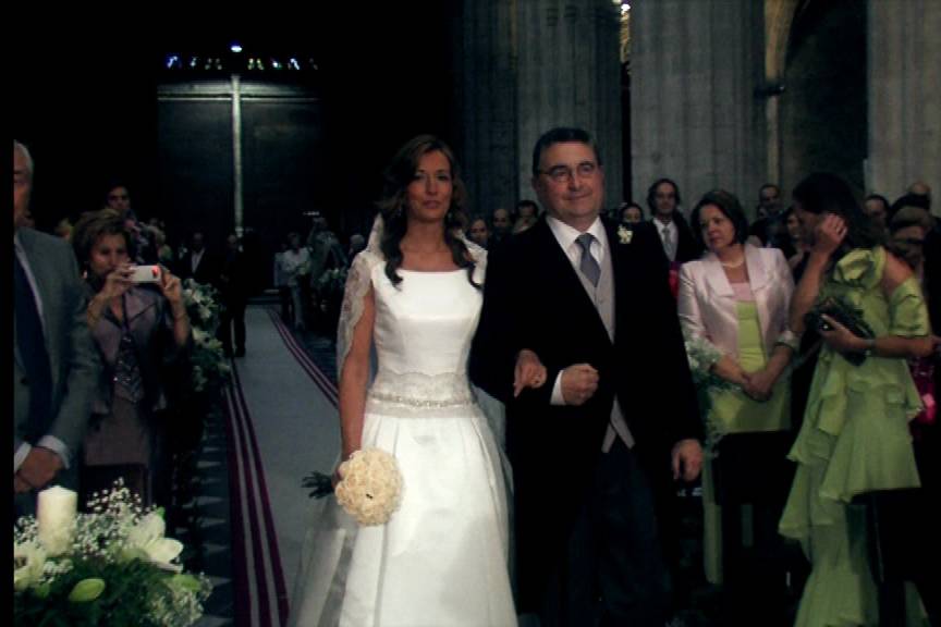 La novia y su padrino entrando