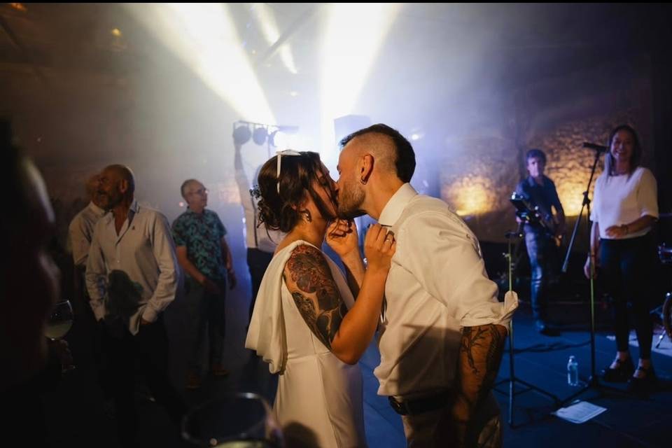 Boda Ainoha y Manu beso