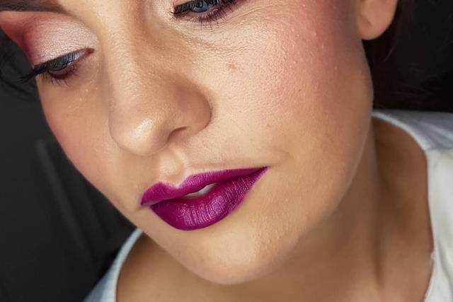 Invitada con ojos marcados