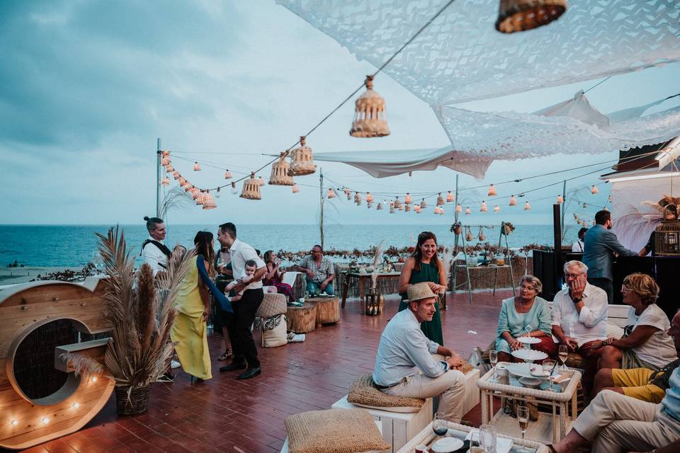 Una terraza frente al mar