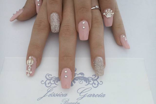 Uñas acrílicas con decoración