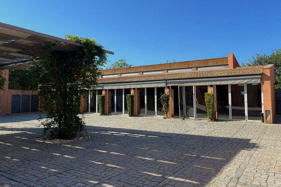 Patio y ventanales al salón