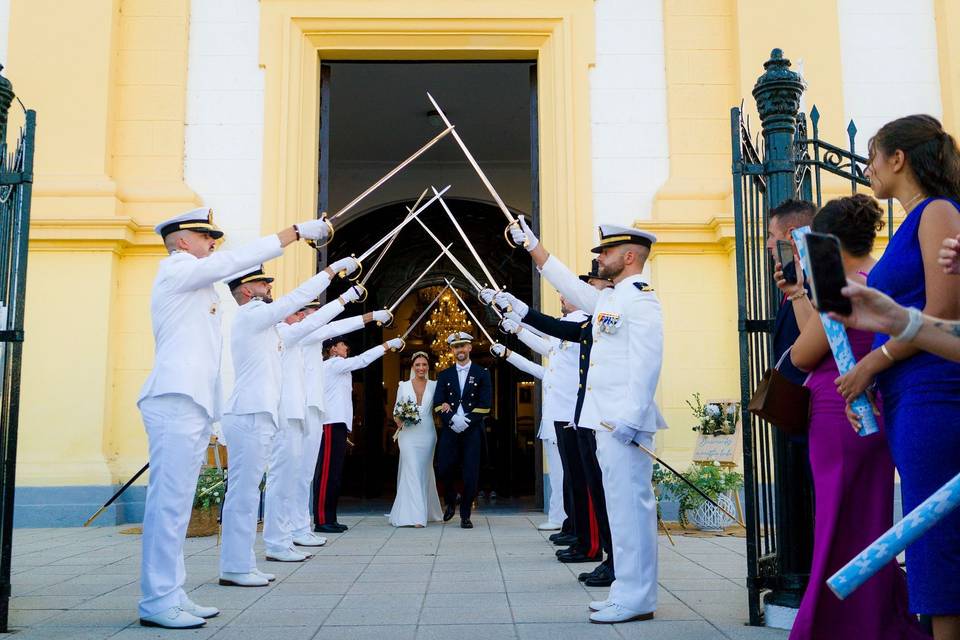 Bajo el arco de honor