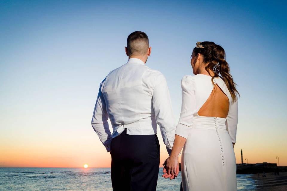 Manos unidas al atardecer