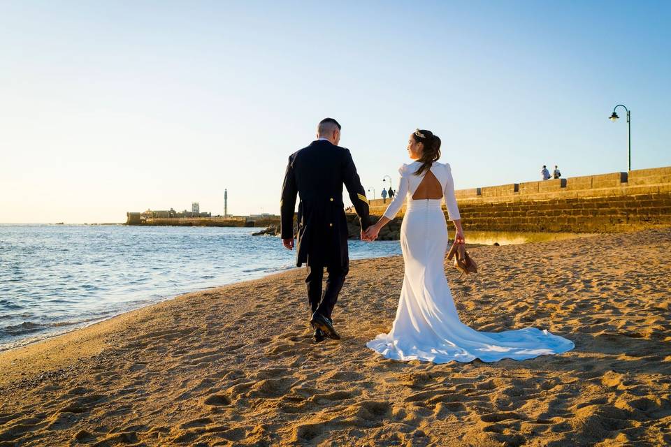 Caminando junto al mar